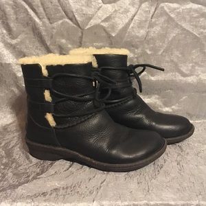 UGG CASPIA Black Leather Ankle Boots S/N 1932